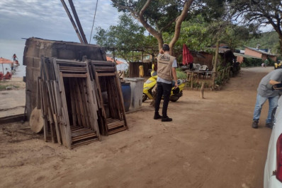 Quiosqueiros da praia da Tartaruga em Búzios são intimados pelo Ministério Público