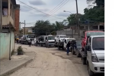 PM recupera 22 veículos em depósito de desmanche de carros com granada apreendida em Belford Roxo