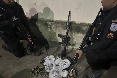 PM apreende fuzil e drogas em ação com criminoso morto em Belford Roxo