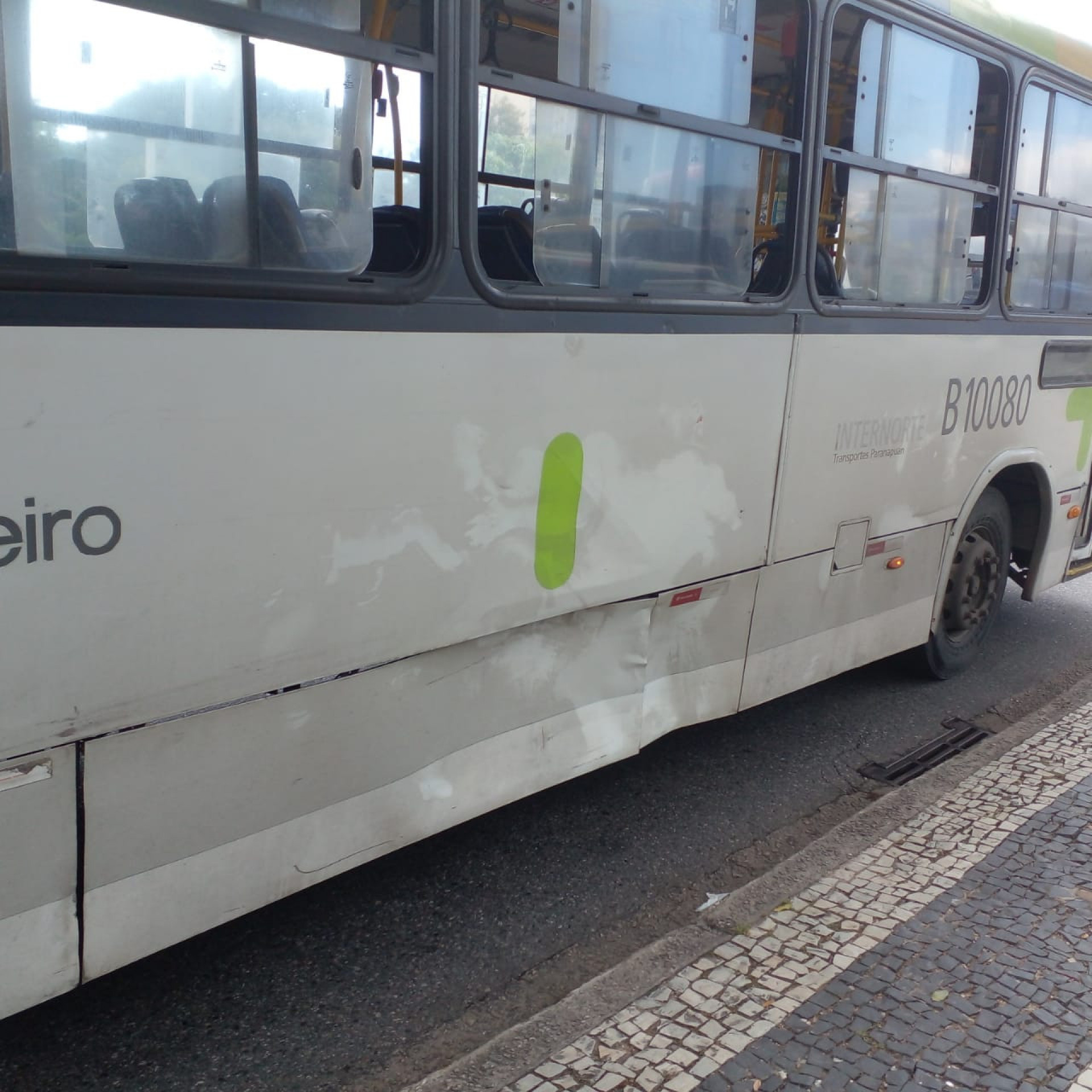 Suspeito foi imprensado entre os dois &ocirc;nibus na Avenida Presidente Vargas