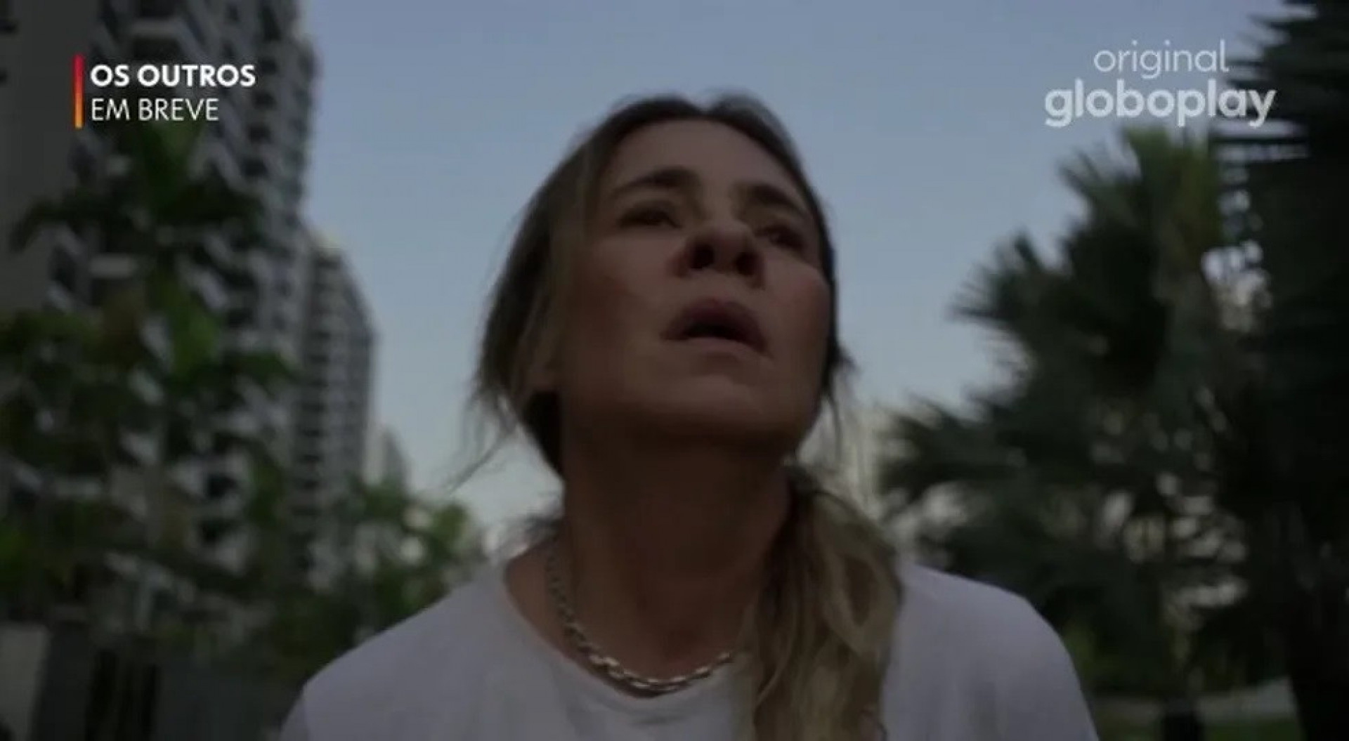 Adriana Esteves em cena da série 'Os Outros' - Reprodução