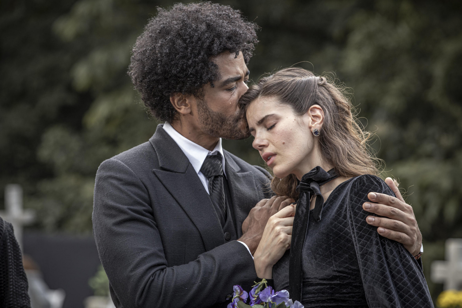 Orlando (Diogo Almeida) e Marê (Camila Queiroz). - Globo/Paulo Belote