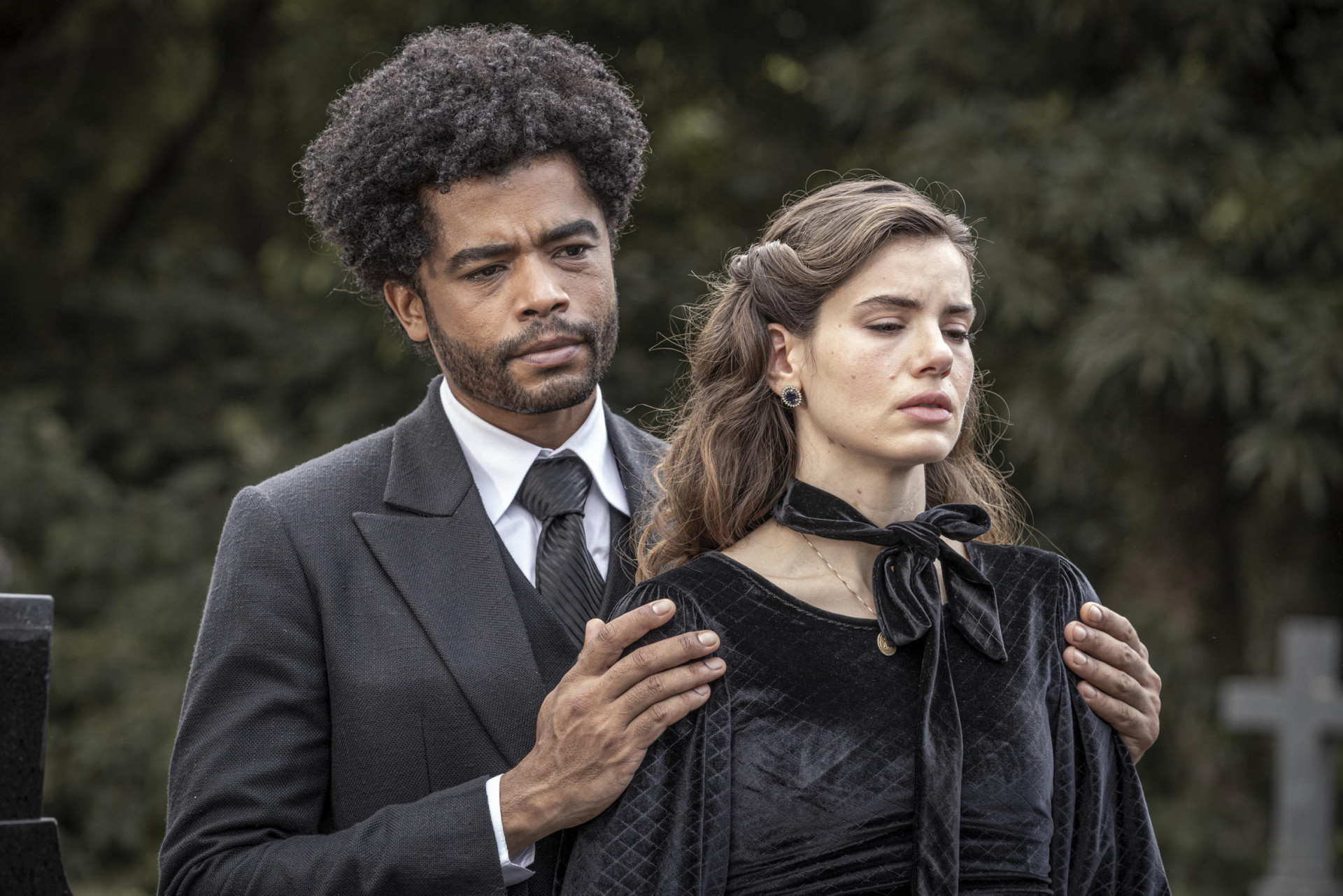 Orlando (Diogo Almeida) e Marê (Camila Queiroz). - Globo/Paulo Belote
