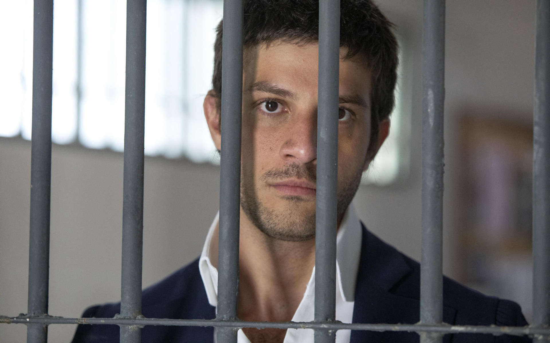 Ari (Chay Suede) preso. - Reprodução/Globo