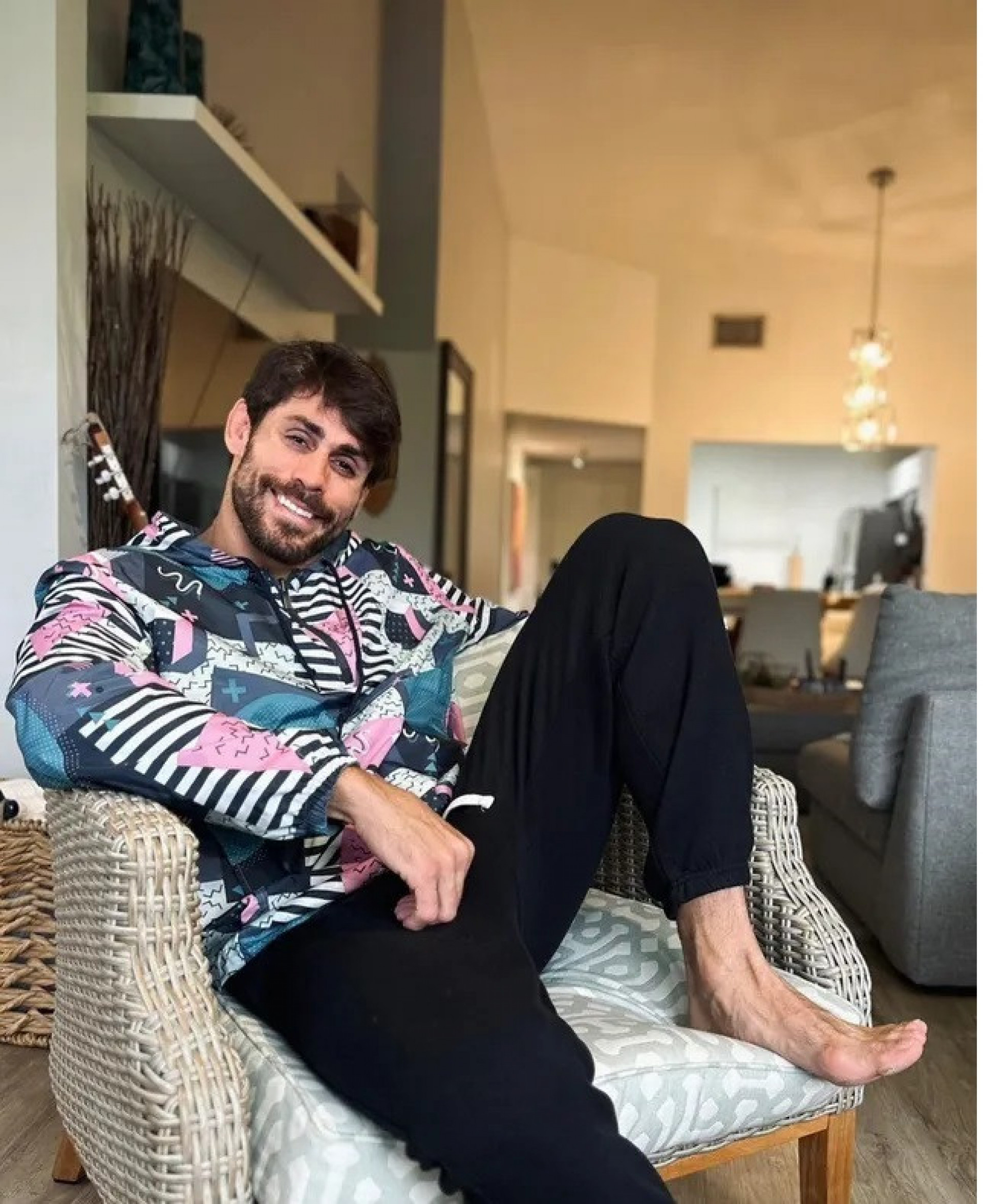 Antonio Cara de Sapato posa para fotos em sua casa  - Reprodução do Instagram