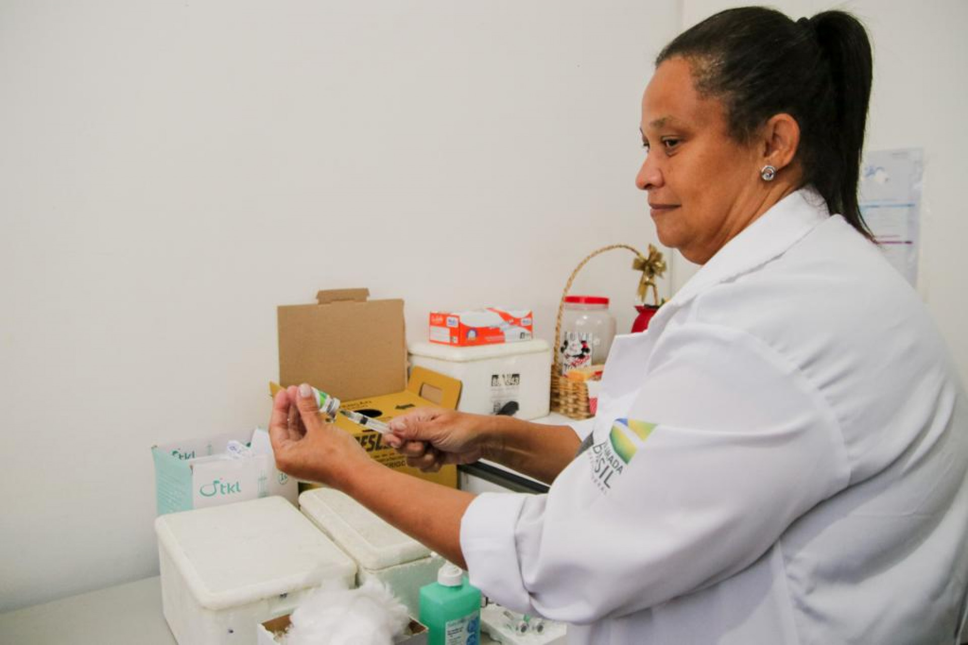 O imunizante está disponível nos 12 postos do município, das 9h às 16h - Divulgação / PMN