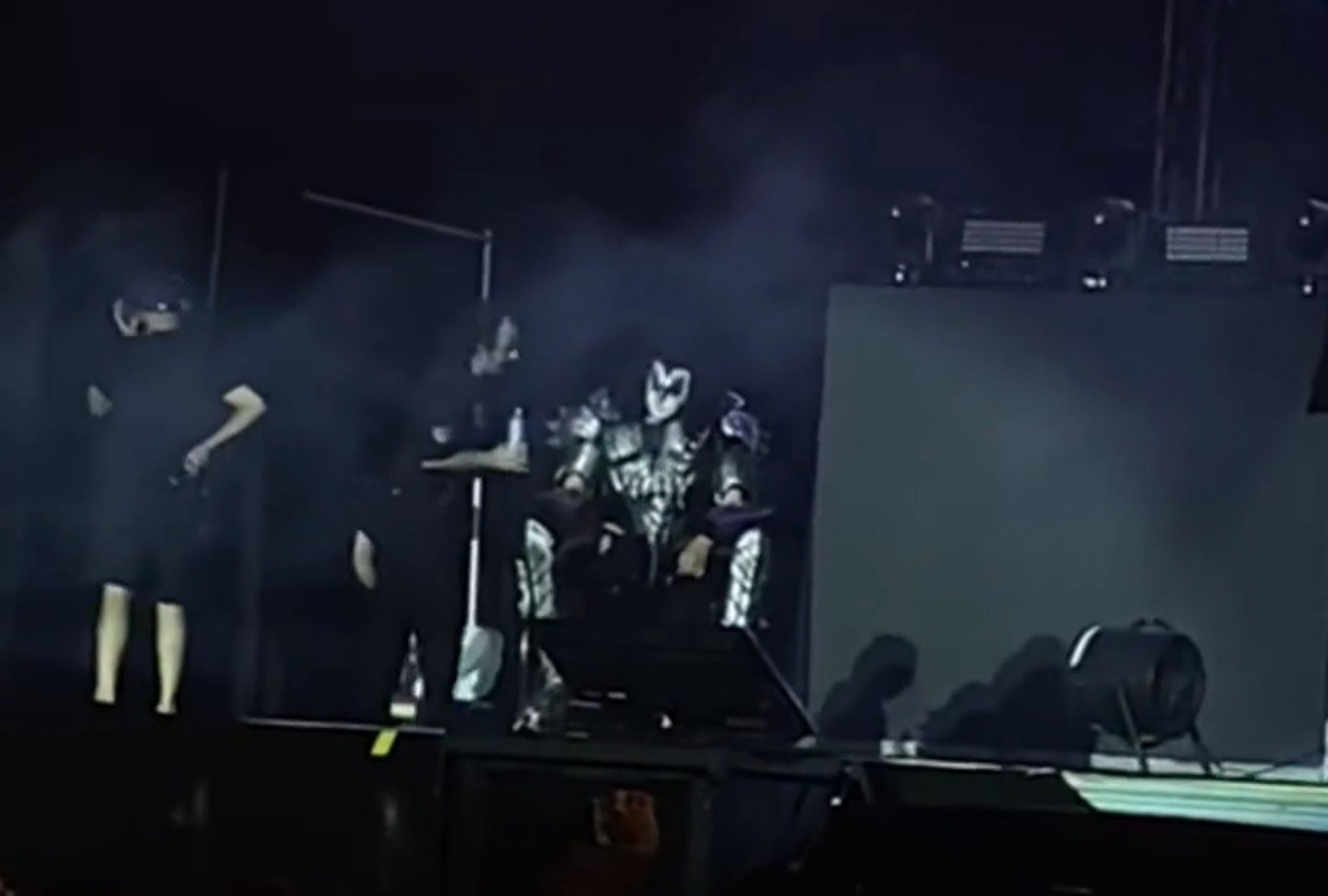 Gene Simmons, baixista do Kiss, teve mal-estar durante show em Manaus