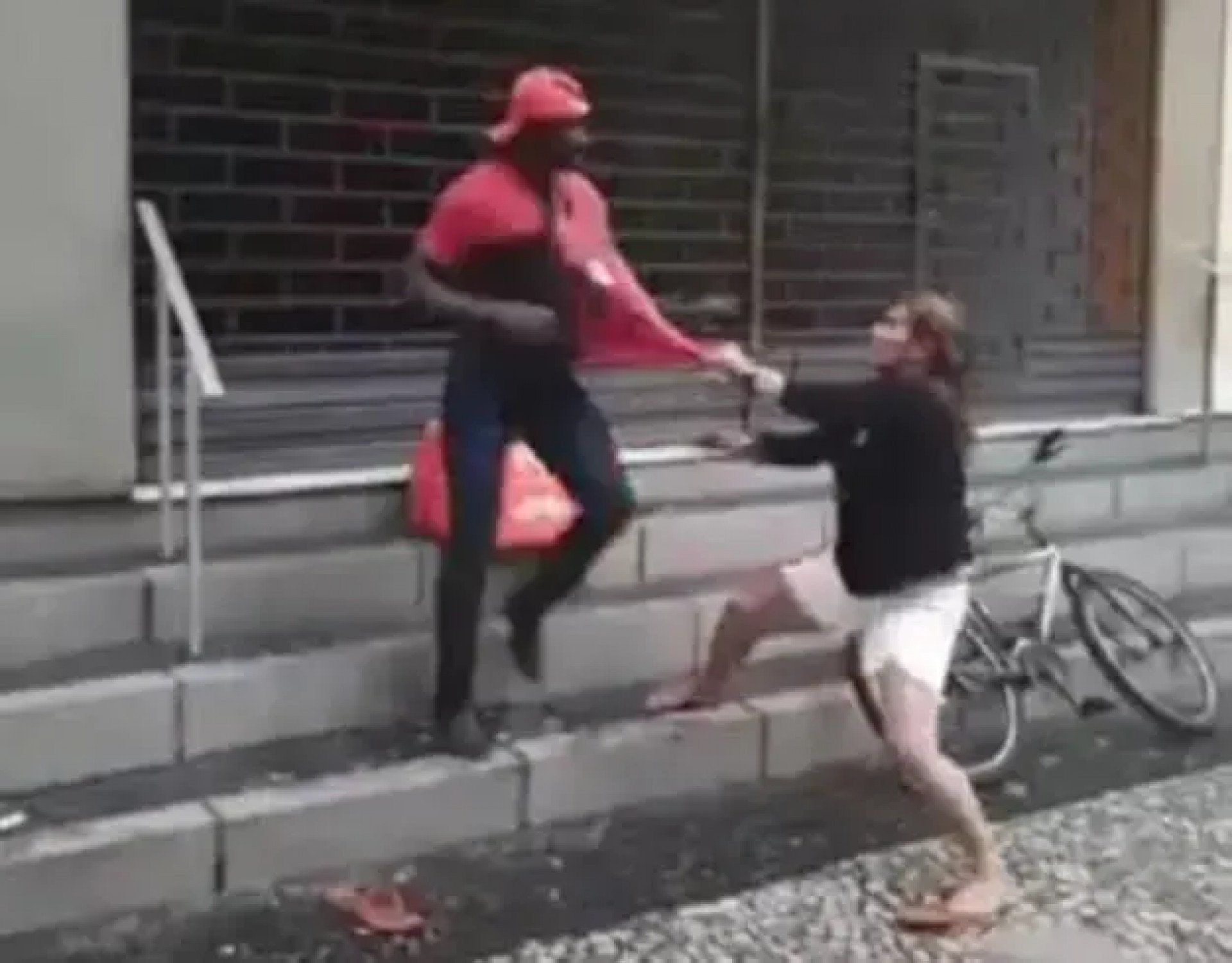 Sandra Mathias foi flagrada agredindo entregadores em São Conrado, na Zona Sul do Rio de Janeiro
 - Divulgação/ Redes sociais