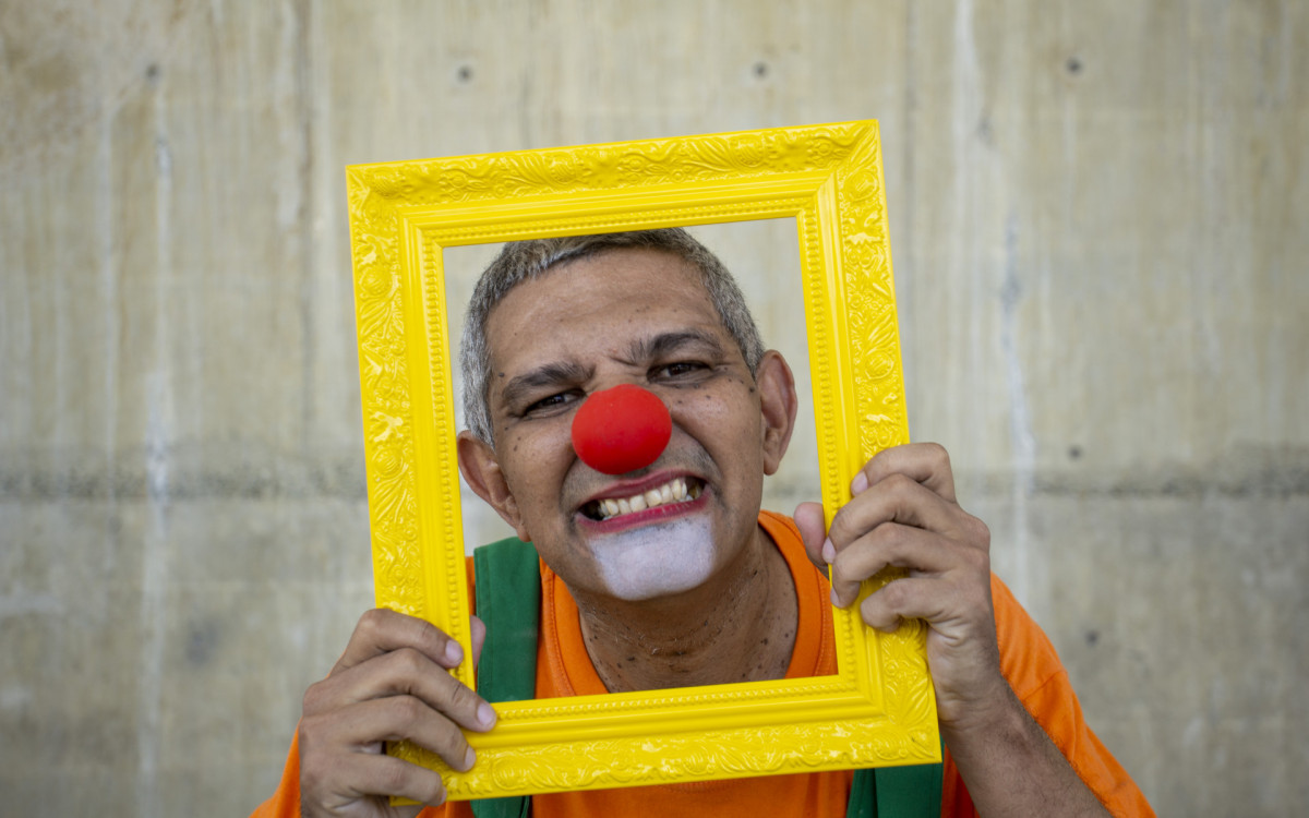 O artista Andr&eacute; Guimar&atilde;es &eacute; o palha&ccedil;o Pa&ccedil;oca, um dos convidados