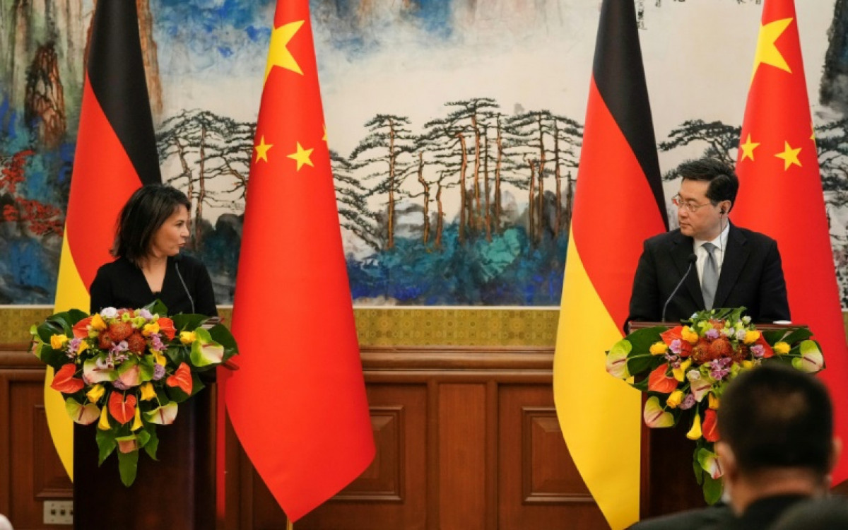 A Chefe da diplomacia alemã em Pequim, Annalena Baerbock, em uma coletiva de imprensa ao lado do ministro chinês das Relações Exteriores, Qin Gang - AFP
