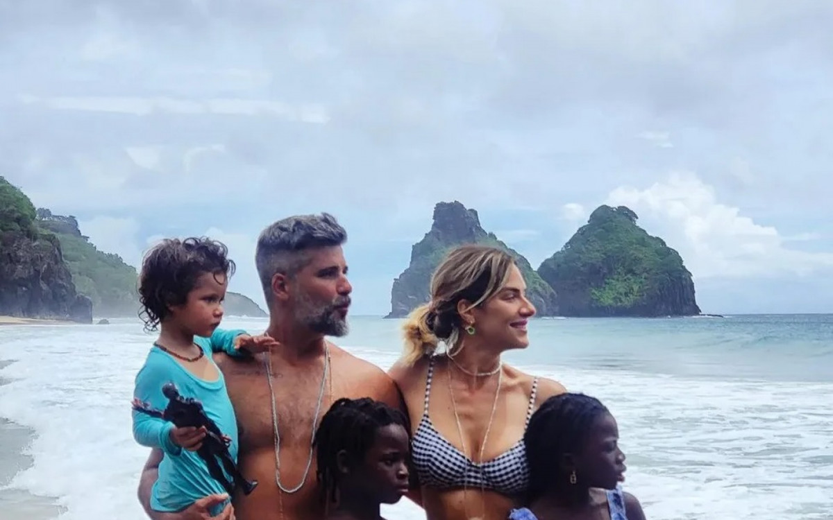Bruno Gagliasso e Giovanna Ewbank levaram os filhos para Fernando de Noronha 