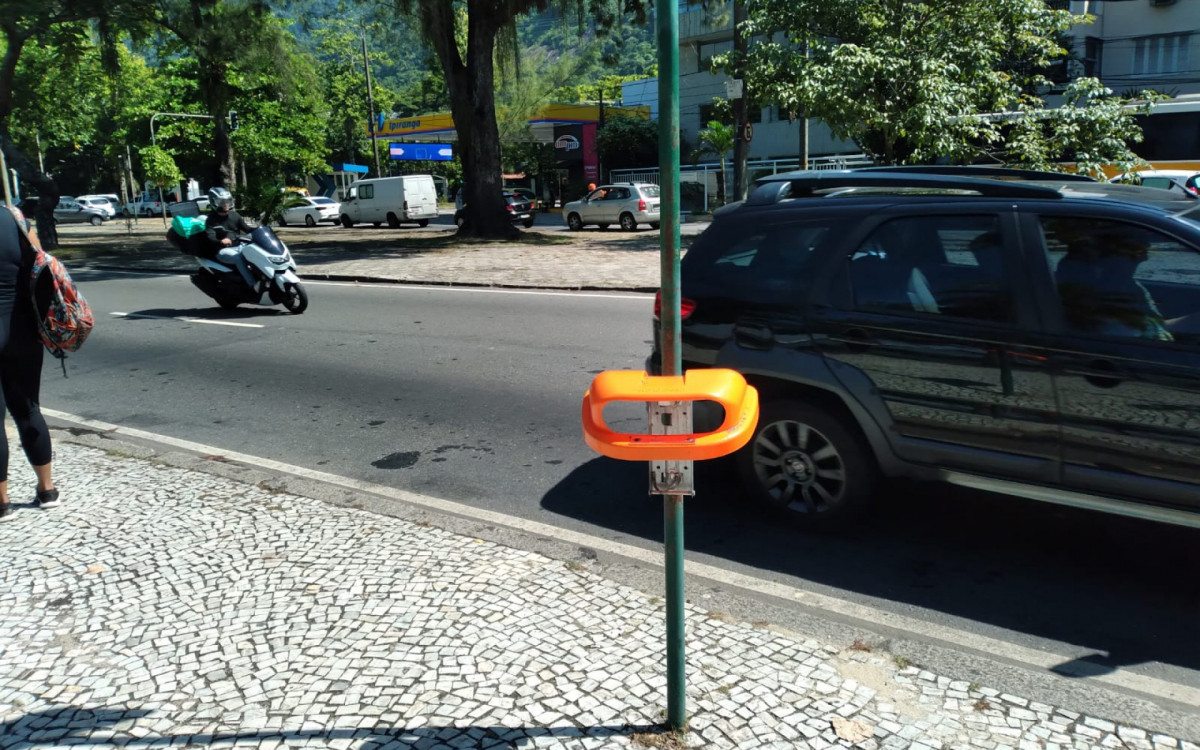 Lixeira furtada no entorno da Lagoa Rodrigo de Freitas, na Zona Sul