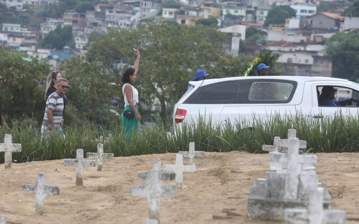 O policial militar Marconi Rufino da Silva Junior é enterrado no Cemitério do Cacuia - Pedro Ivo / Agência O Dia