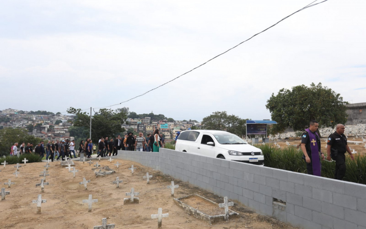 Enterro do policial militar Marconi Rufino da Silva Junior, morto a tiros em uma tentativa de assalto no Humaitá - Pedro Ivo / Agência O Dia