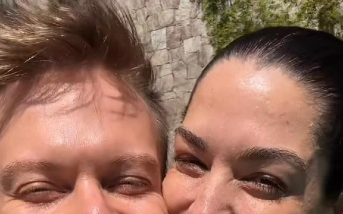 E ficou agarradinha com o marido, o cantor Michel Tel&oacute;