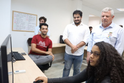 Prefeito Axel Grael visita sede provisória do Niterói de Bicicleta