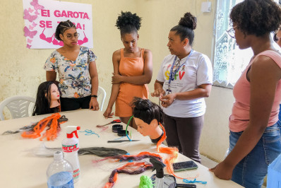 Workshops de tranças e unhas no Espaço da Mulher Mesquitense