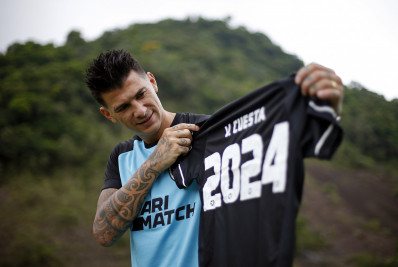 Botafogo anuncia compra definitiva de Víctor Cuesta, que assina até o fim de 2024