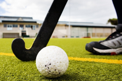 Parque Esportivo do Caramujo tem curso gratuito de Hóquei sobre Grama