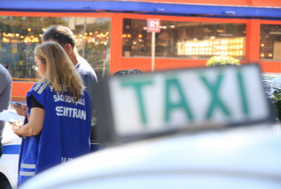 Secretaria de Transportes fiscaliza táxis em São Gonçalo