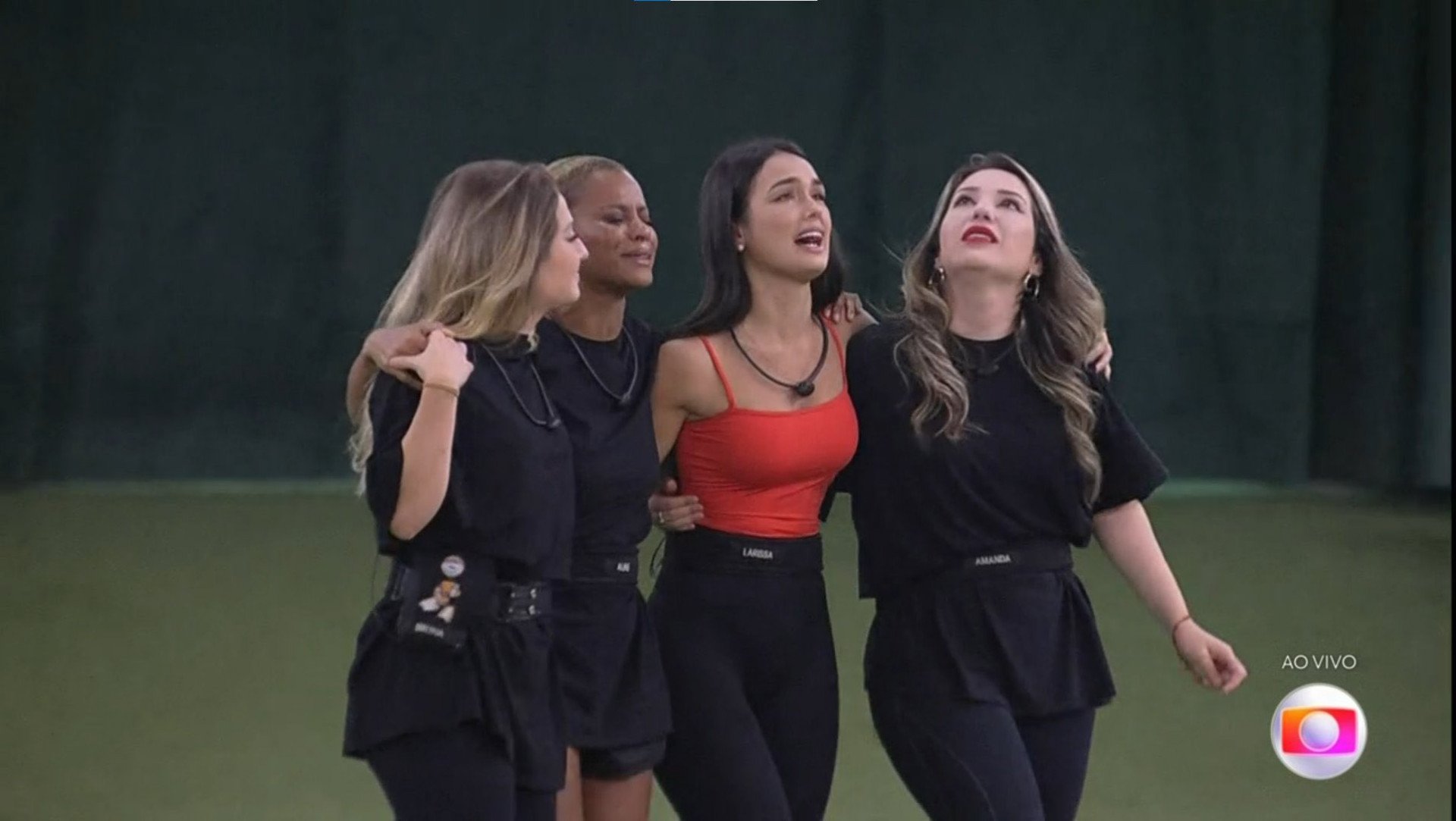 Bruna Griphao, Aline Wirley, Larissa e Amanda comemoram a vitória no paredão desta quinta-feira - Reprodução