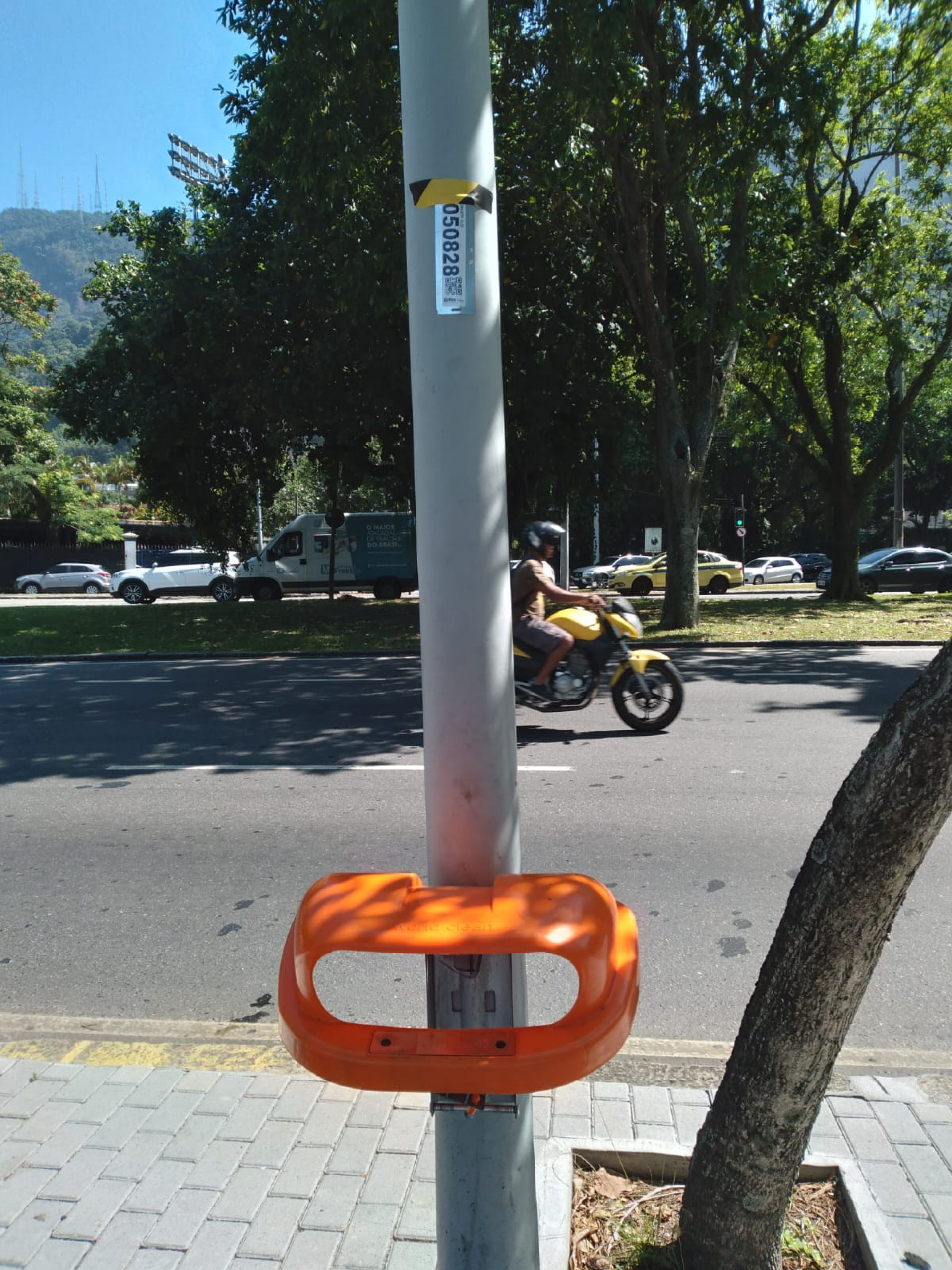 Lixeira furtada no entorno da Lagoa Rodrigo de Freitas, na Zona Sul