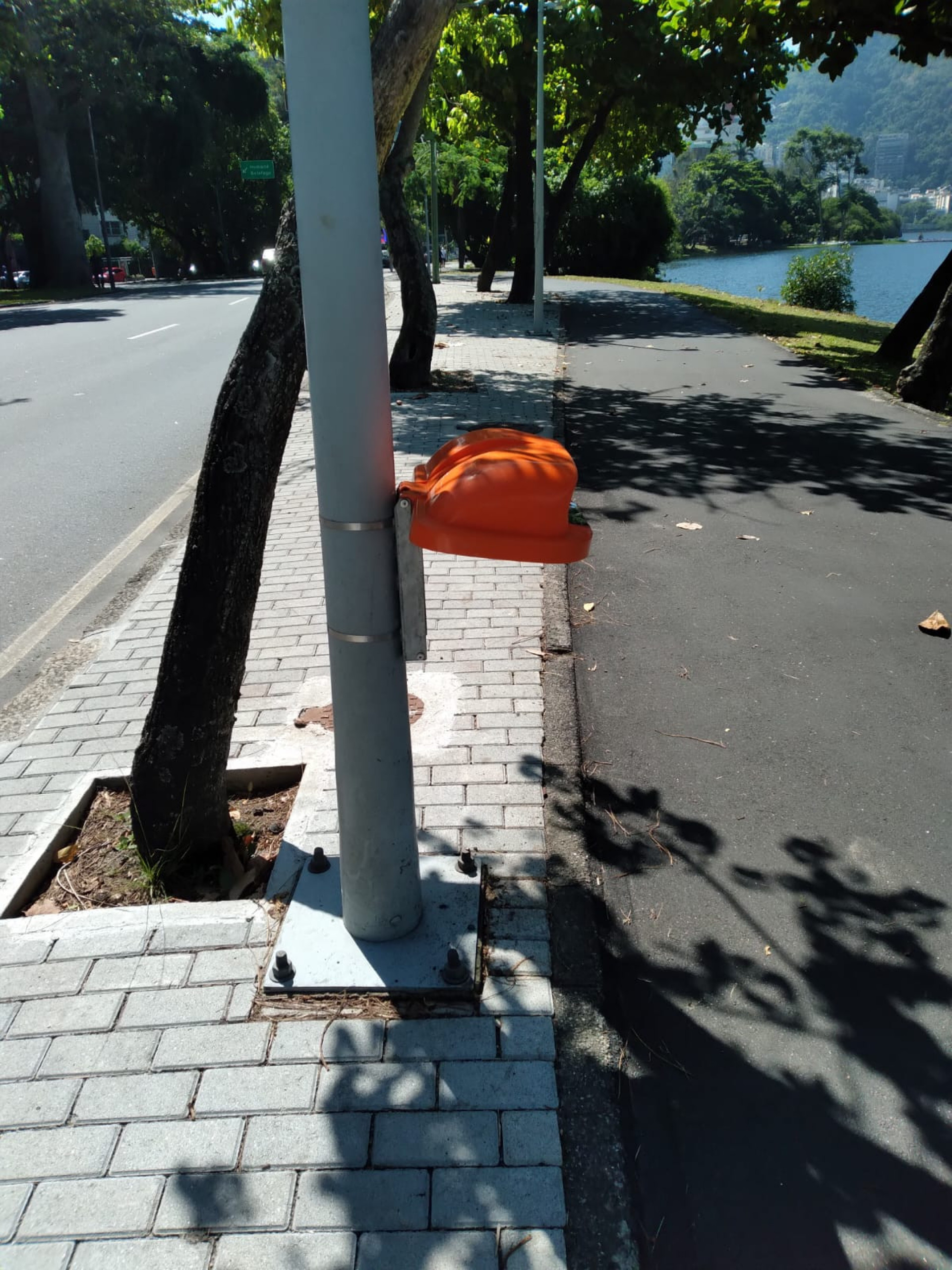 Lixeira furtada no entorno da Lagoa Rodrigo de Freitas, na Zona Sul