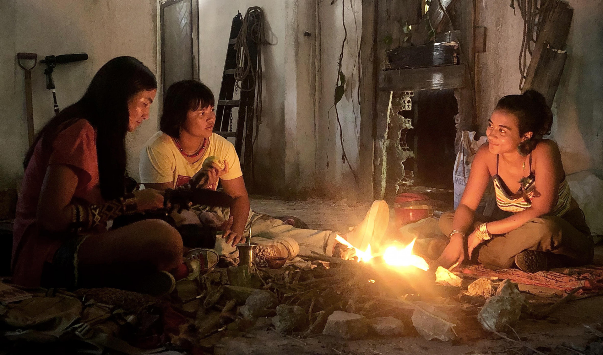 Josy (Dandara Queiroz) e Michele (Isabela Santana) e Luara (Ellie Makuxi) em cena do episódio 'Pintadas' - Globo/Manoella Mello