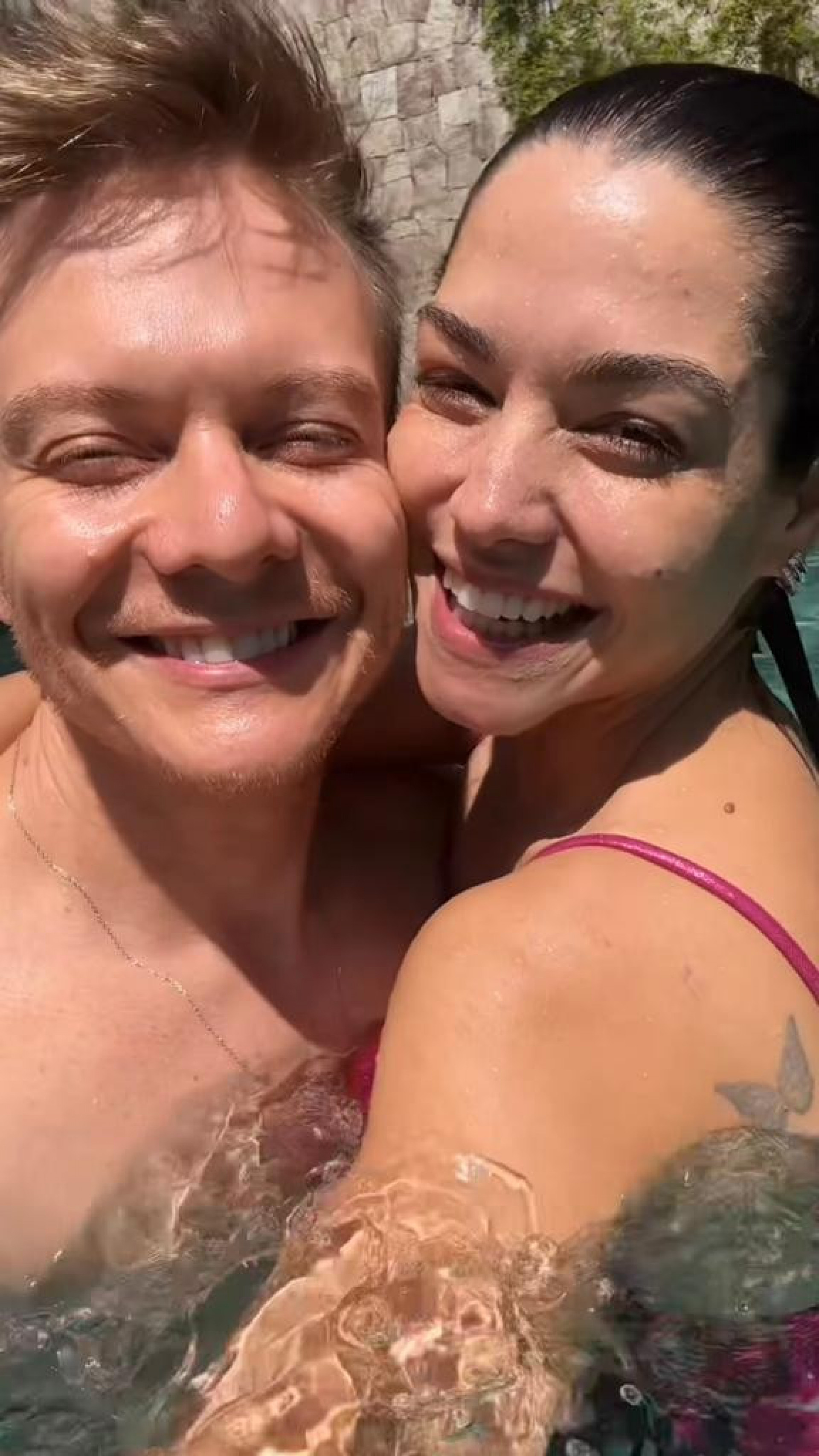 E ficou agarradinha com o marido, o cantor Michel Tel&oacute; - Reprodu&ccedil;&atilde;o Instagram