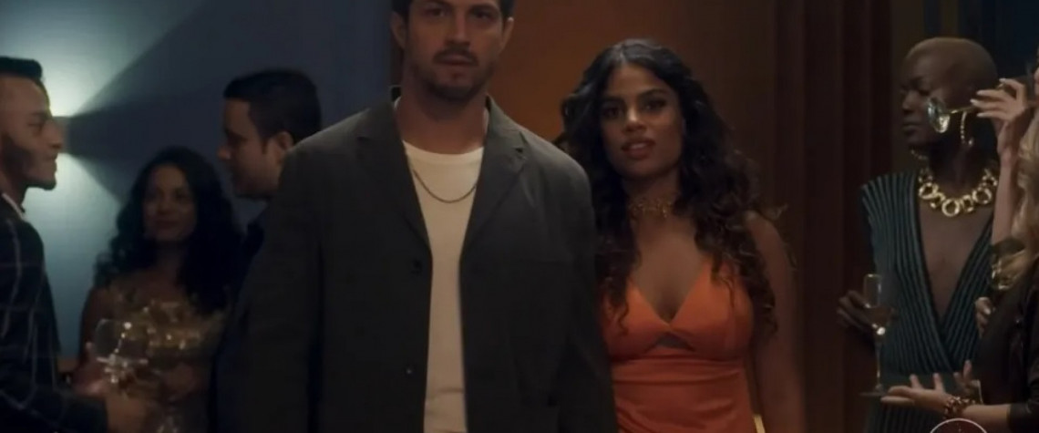 Romulo Estrela e Clara Buarque em cena de 'Travessia' - Reprodução/TVGlobo