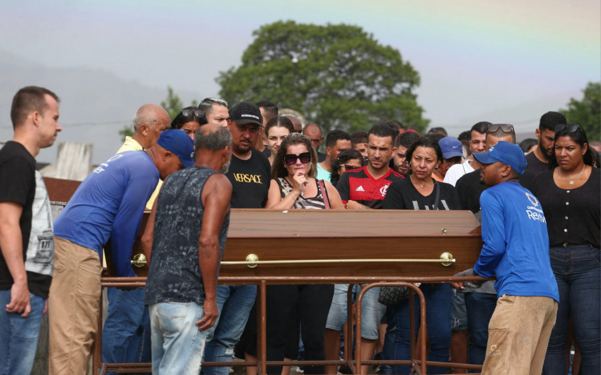 Sepultamento de Rogério Maciel Gomes, de 50 anos, taxista morto em acidente na Barra da Tijuca - Cleber Mendes / Agência O Dia