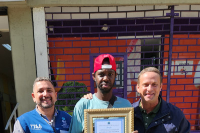 Entregador agredido e ofendido por ex-atleta recebe homenagem da Câmara dos Vereadores do Rio 