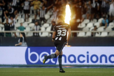 Herói na vitória do Botafogo, Eduardo reclama da arbitragem no Nilton Santos: 'Inadmissível'