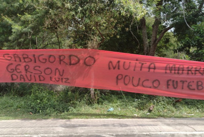 Torcedores protestam contra dirigentes e jogadores do Flamengo no Ninho do Urubu