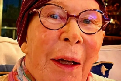 Rita Lee aparece sorridente em clique feito pelo marido