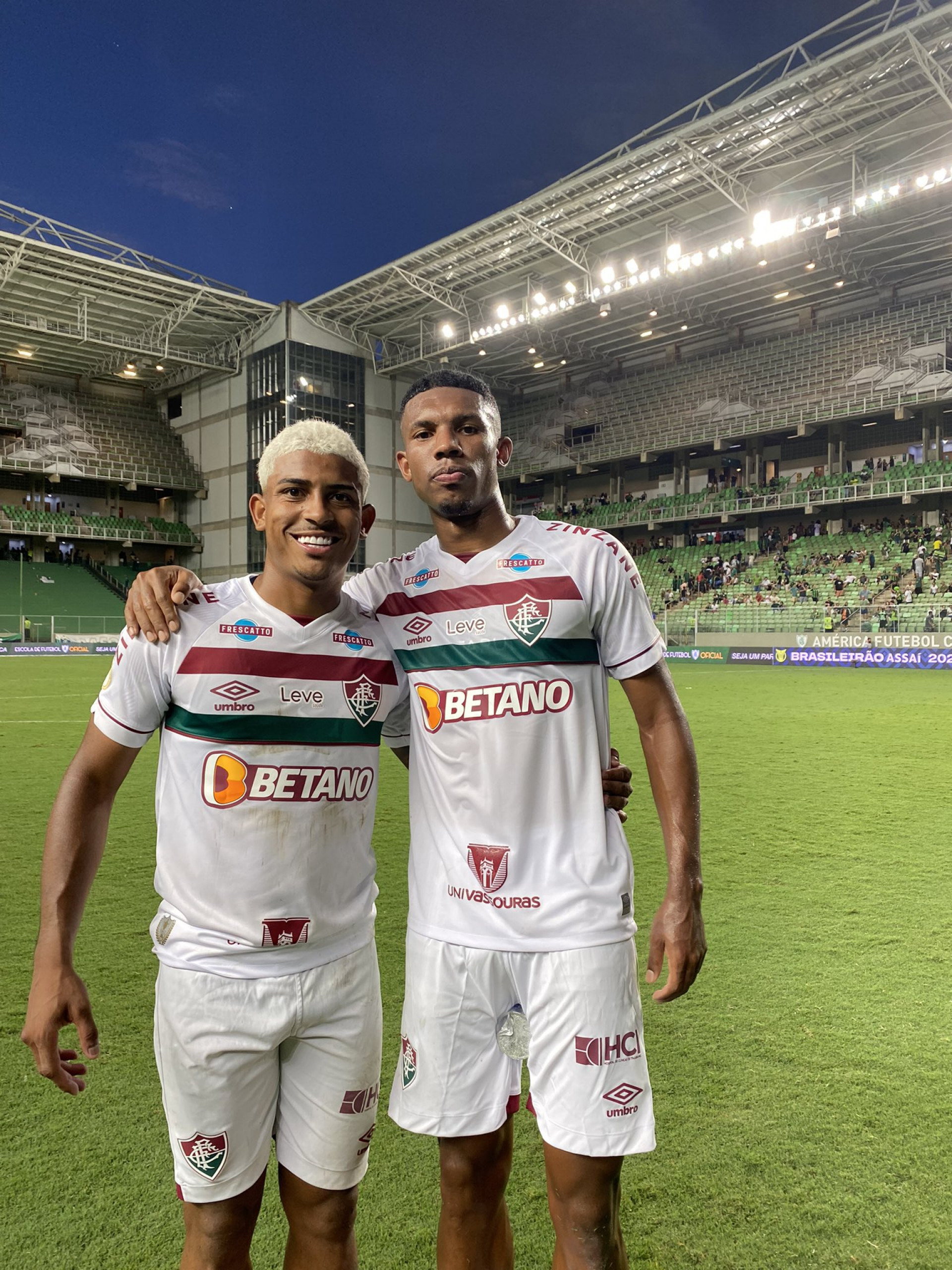 John Kennedy e Lelê comemoram vitória do Flu sobre o América-MG