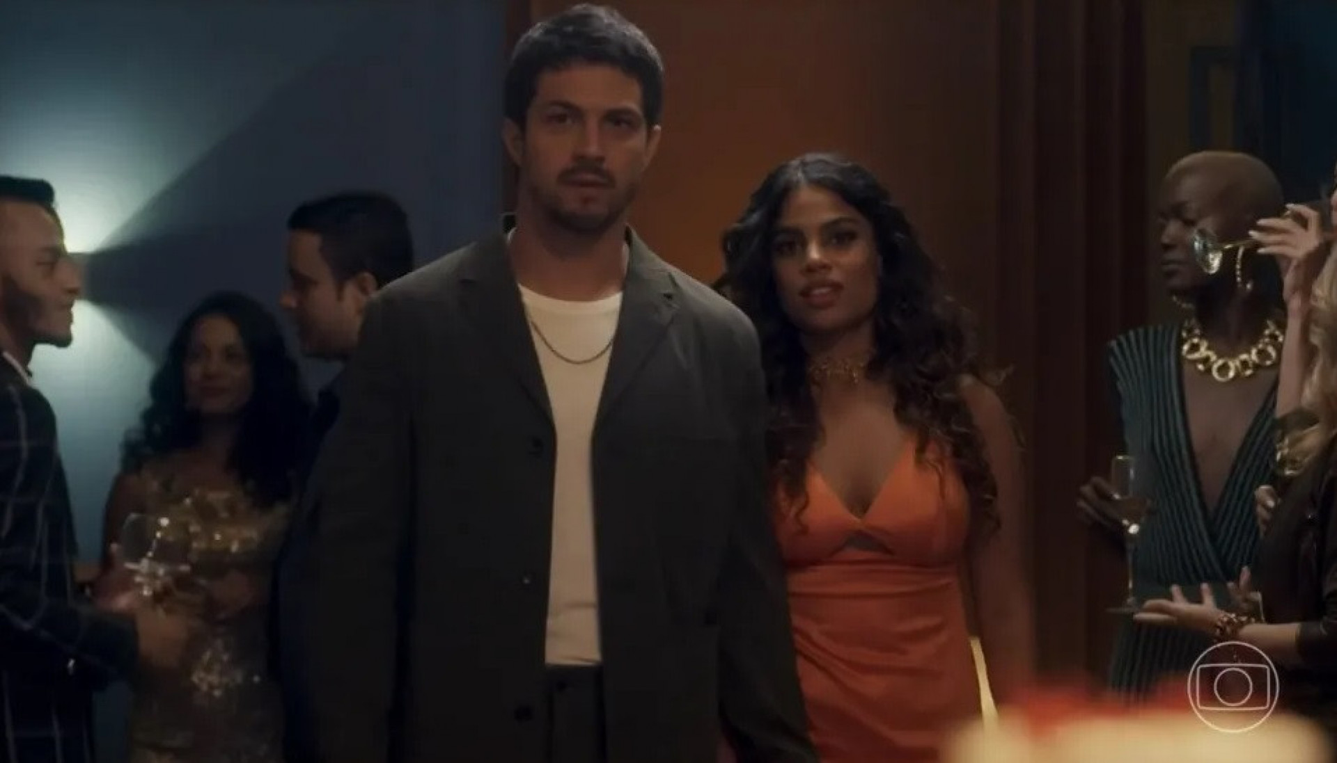 Romulo Estrela e Clara Buarque em cena de 'Travessia' - Reprodução/TVGlobo