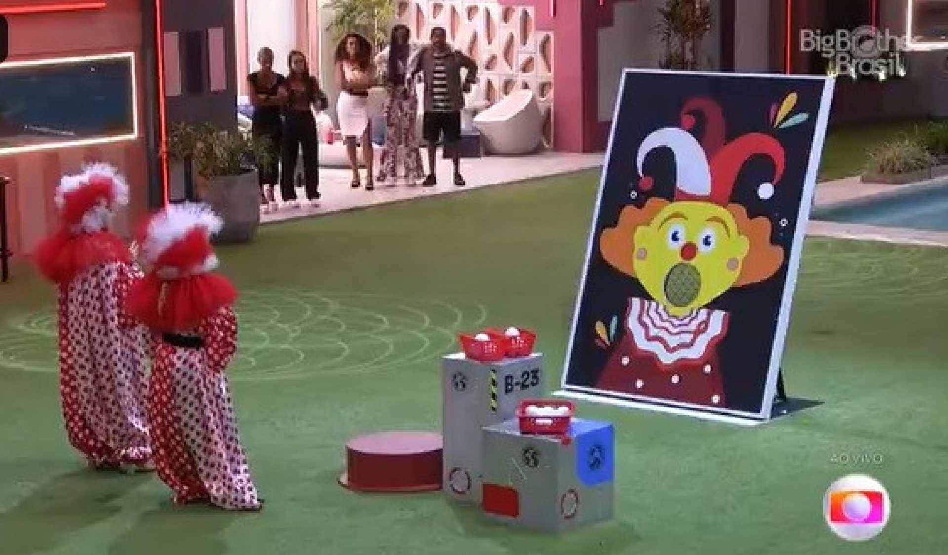 Amanda e Bruna disputaram uma prova no início da formação do paredão - Reprodução de vídeo / TV Globo