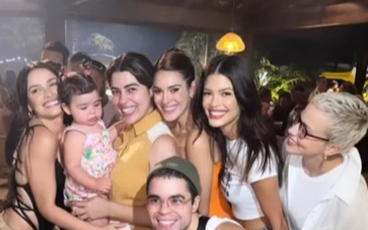 Ana Clara recebe o carinho dos amigos em sua festa de anivers&aacute;rio