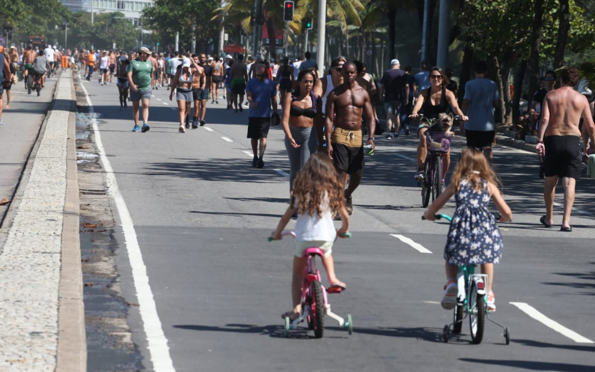Cariocas aproveitam domingo de sol na Praia de Ipanema, na Zona Sul