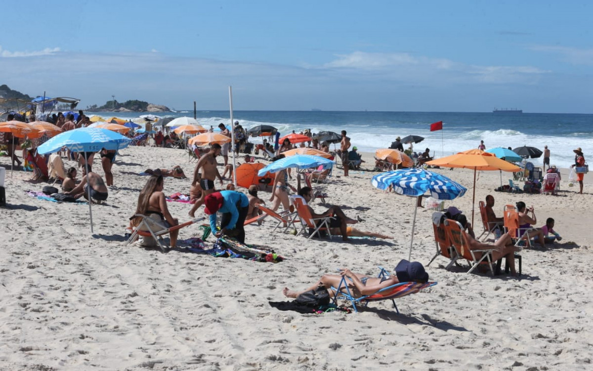 Cariocas aproveitam domingo de sol na Praia de Ipanema, na Zona Sul