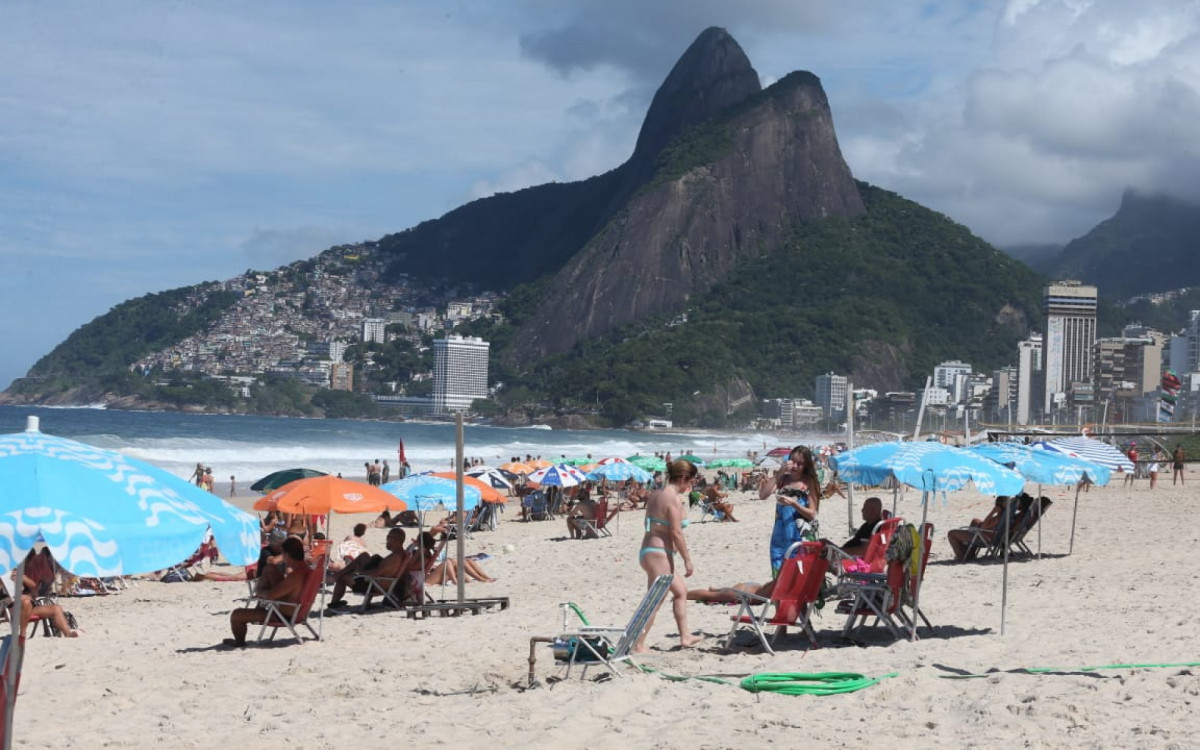 Cariocas aproveitam domingo de sol na Praia de Ipanema, na Zona Sul