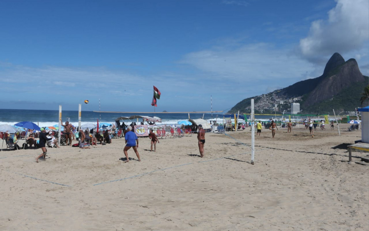 Cariocas aproveitam domingo de sol na Praia de Ipanema, na Zona Sul