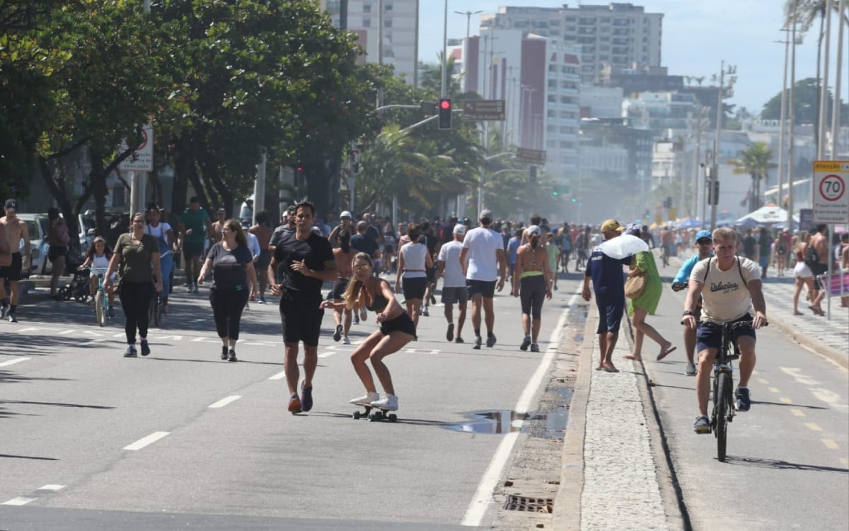 Cariocas aproveitam domingo de sol na Praia de Ipanema, na Zona Sul - Cleber Mendes / Ag&ecirc;ncia O Dia