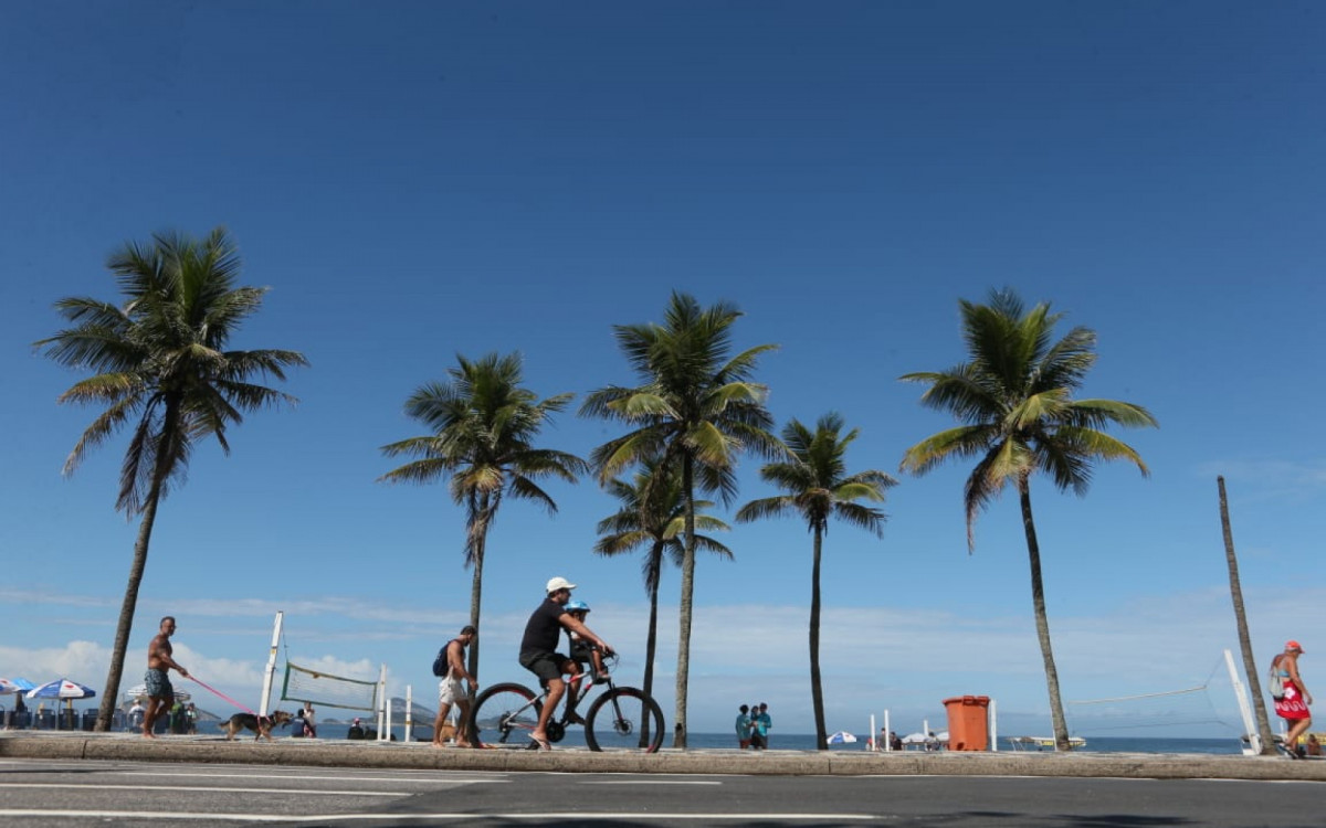 Cariocas aproveitam domingo de sol na Praia de Ipanema, na Zona Sul