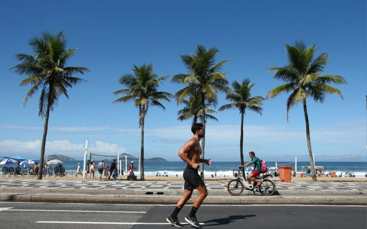 Cariocas aproveitam domingo de sol na Praia de Ipanema, na Zona Sul