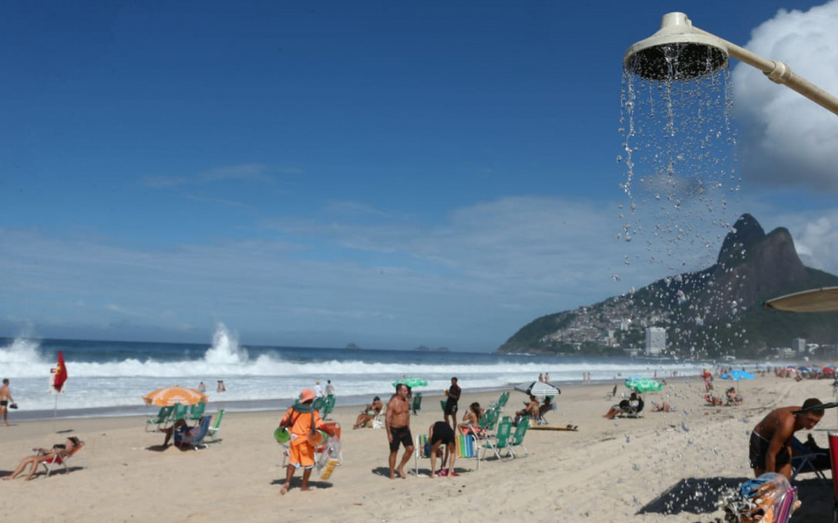 Cariocas aproveitam domingo de sol na Praia de Ipanema, na Zona Sul
