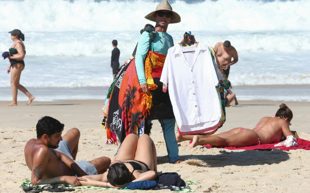Cariocas aproveitam domingo de sol na Praia de Ipanema, na Zona Sul