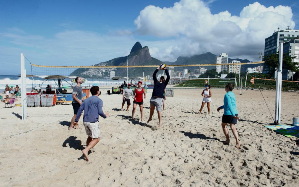 Cariocas aproveitam domingo de sol na Praia de Ipanema, na Zona Sul