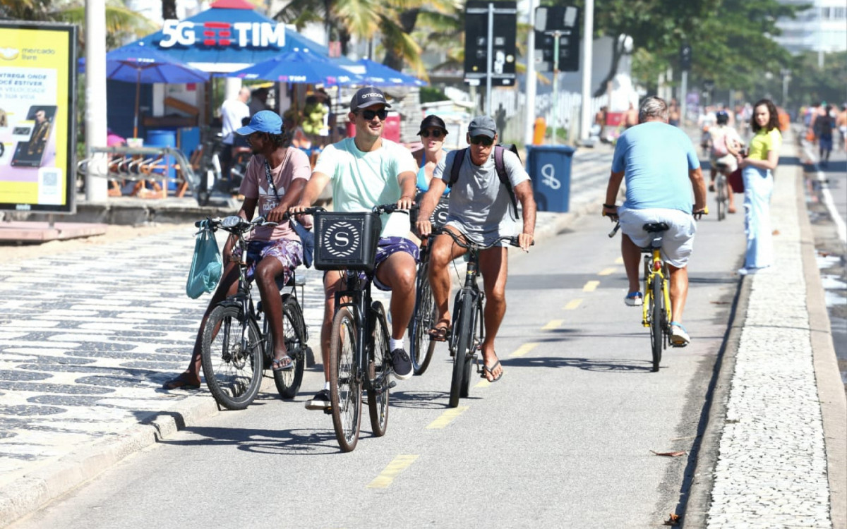 Cariocas aproveitam domingo de sol na Praia de Ipanema, na Zona Sul
